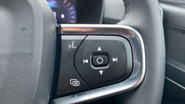 Volvo XC40 2.0 B4P Plus Black Edition 5dr Auto Petrol Estate